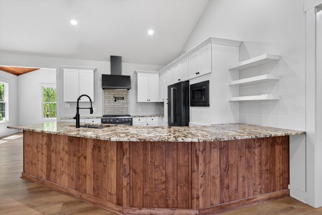 1131 Golf View CT, Huddleston, VA 24104