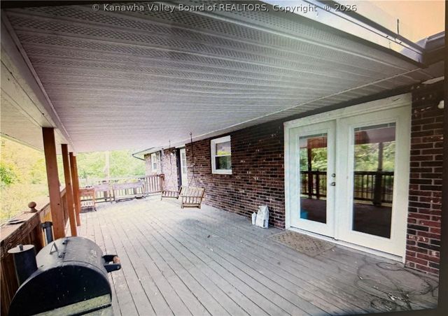 11819 Charleston Road, Red House, WV 25168