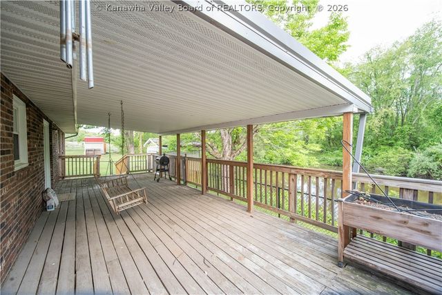 11819 Charleston Road, Red House, WV 25168