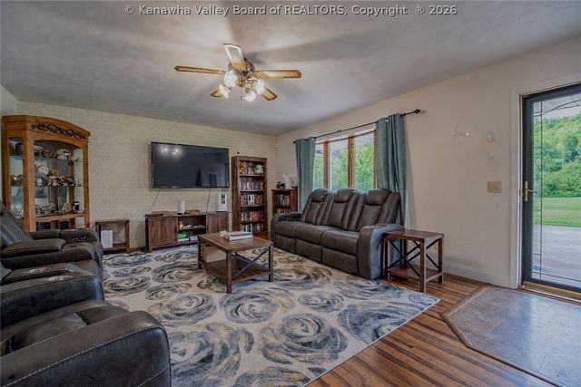 11819 Charleston Road, Red House, WV 25168