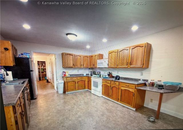 11819 Charleston Road, Red House, WV 25168