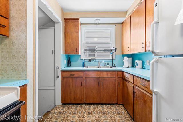 24844 Notre Dame Street, Dearborn, MI 48124