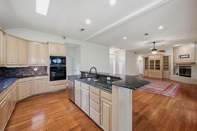 106 Santee Drive, Lake Kiowa, TX 76240