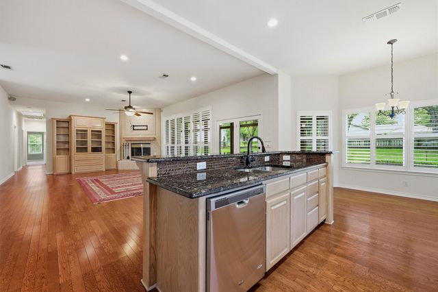 106 Santee Drive, Lake Kiowa, TX 76240