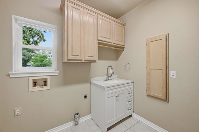 106 Santee Drive, Lake Kiowa, TX 76240