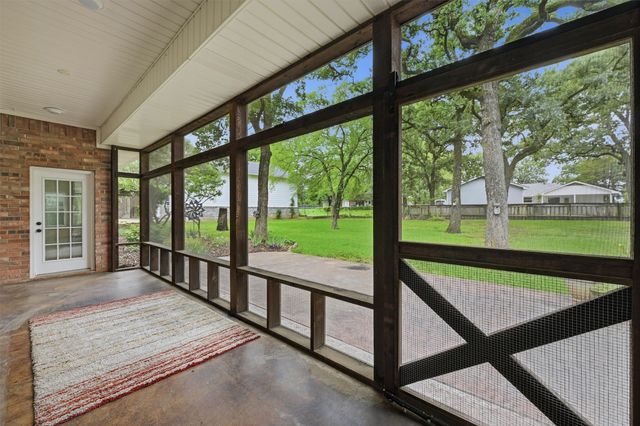106 Santee Drive, Lake Kiowa, TX 76240