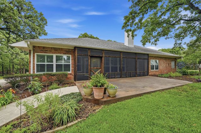 106 Santee Drive, Lake Kiowa, TX 76240