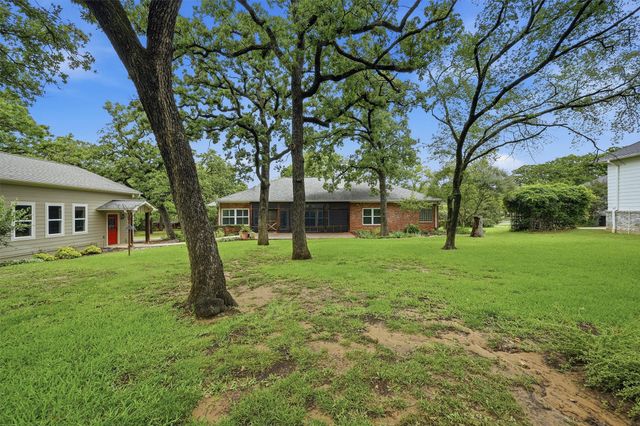 106 Santee Drive, Lake Kiowa, TX 76240