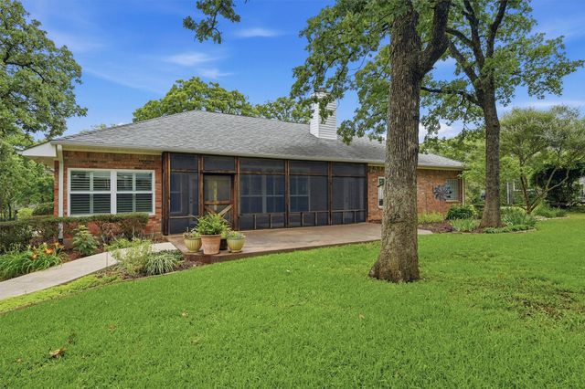 106 Santee Drive, Lake Kiowa, TX 76240
