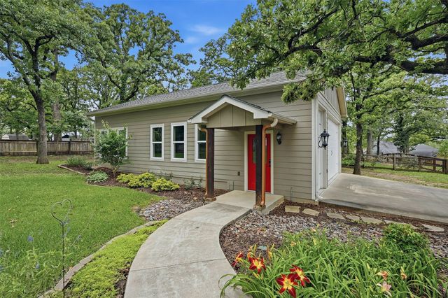 106 Santee Drive, Lake Kiowa, TX 76240