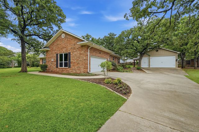 106 Santee Drive, Lake Kiowa, TX 76240