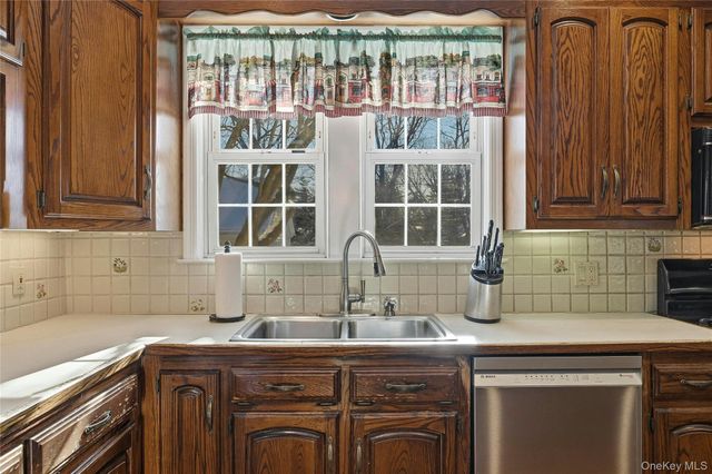 13 Walnut Street, Glen Head, NY 11545