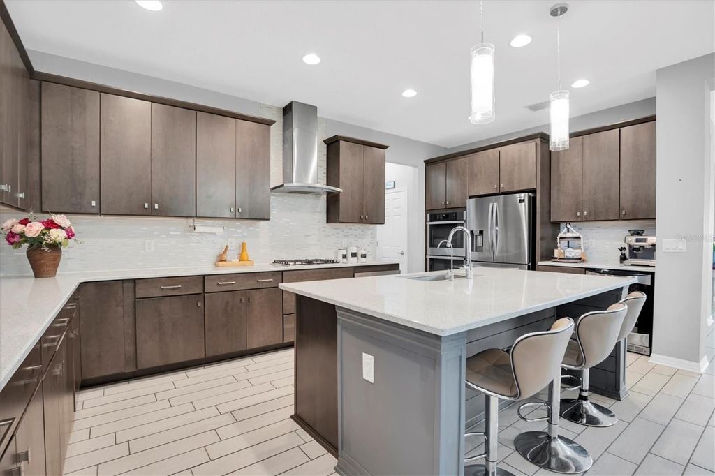 Image 5 of property listing at 3833 VILLAMORE LANE, Odessa, FL 33556