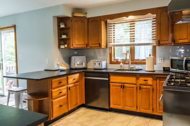 37 Rhode Island Ave, Dartmouth, MA 02747