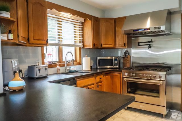 37 Rhode Island Ave, Dartmouth, MA 02747