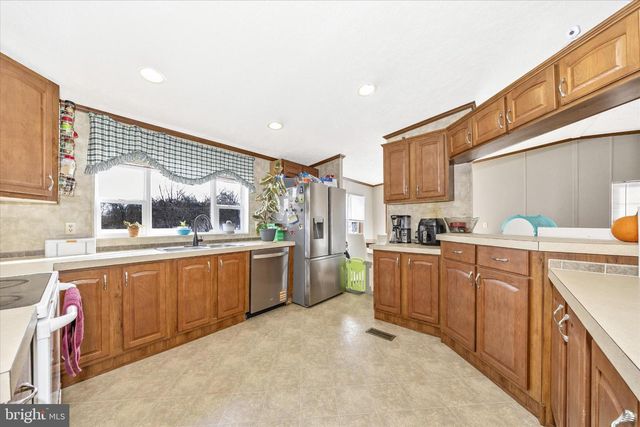 122 PAULS PL, Falling Waters, WV 25419