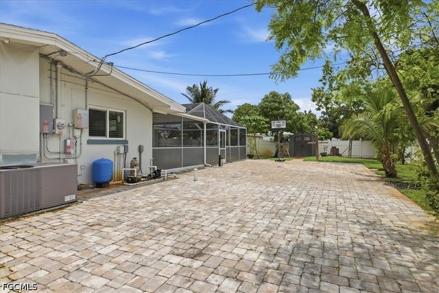 1821 Winkler AVE, Fort Myers, FL 33901