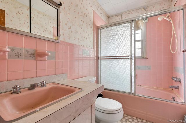 4 E Rampasture Road, Hampton Bays, NY 11946