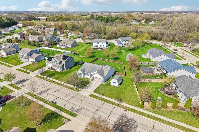 1120 Black Walnut Pass, Johnson Creek, WI 53038