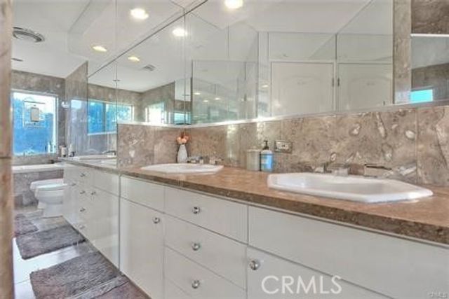 2579 Leicester Drive, Los Angeles, CA 90046