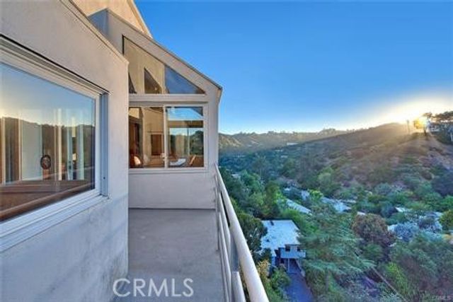 2579 Leicester Drive, Los Angeles, CA 90046