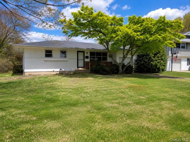 5 Thorpe Lane, East Islip, NY 11730