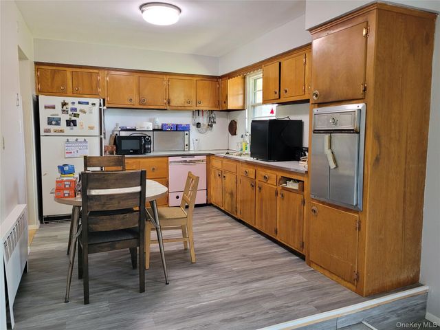 5 Thorpe Lane, East Islip, NY 11730