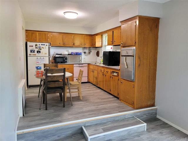 5 Thorpe Lane, East Islip, NY 11730