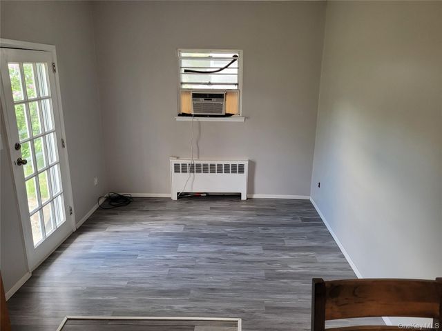 5 Thorpe Lane, East Islip, NY 11730