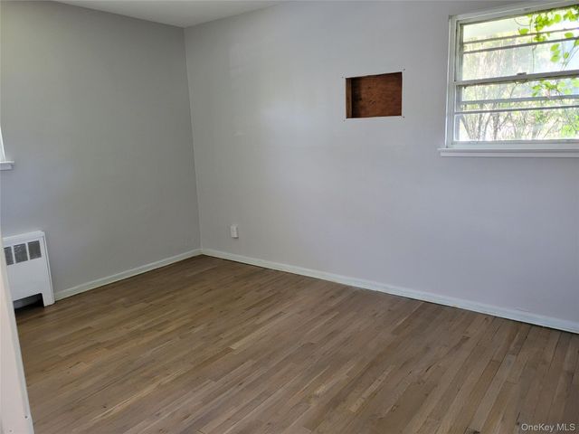 5 Thorpe Lane, East Islip, NY 11730