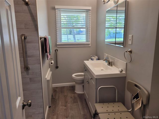 5 Thorpe Lane, East Islip, NY 11730