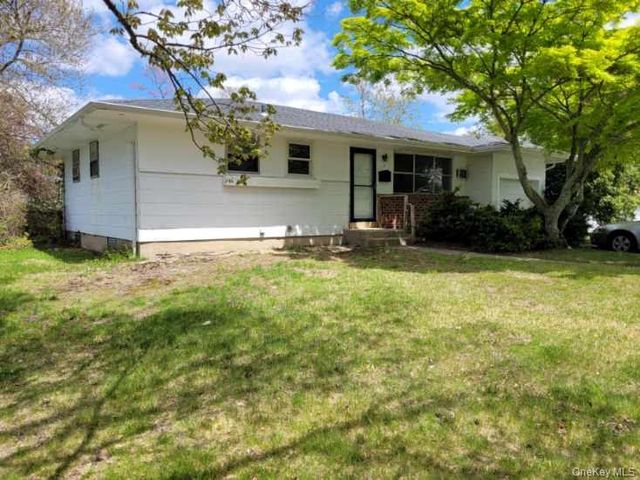 5 Thorpe Lane, East Islip, NY 11730