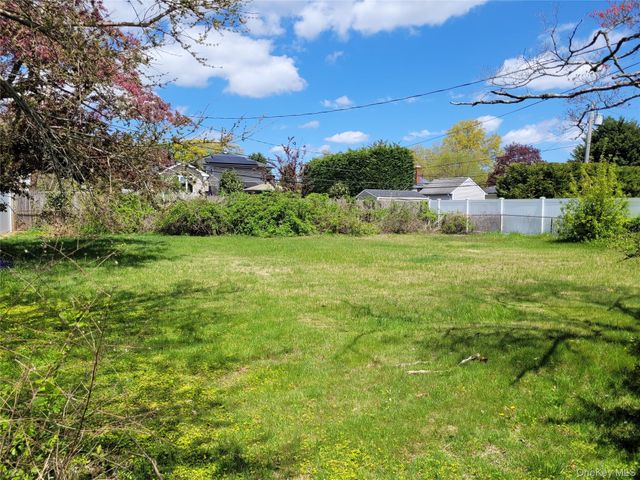 5 Thorpe Lane, East Islip, NY 11730