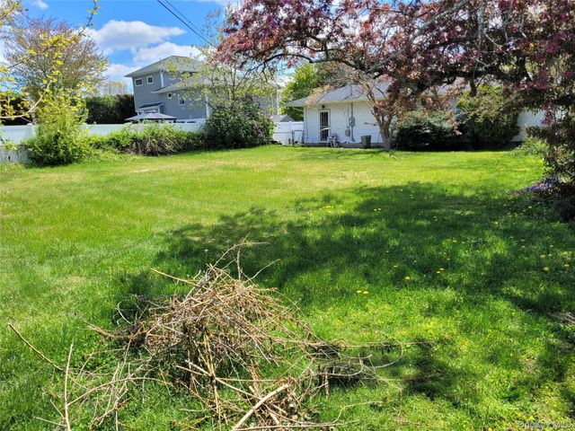 5 Thorpe Lane, East Islip, NY 11730