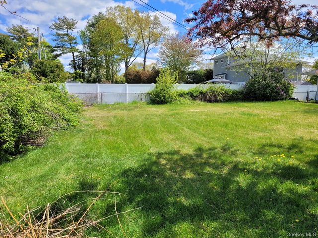 5 Thorpe Lane, East Islip, NY 11730