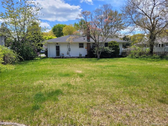 5 Thorpe Lane, East Islip, NY 11730