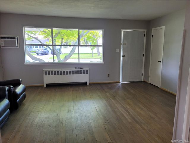 5 Thorpe Lane, East Islip, NY 11730