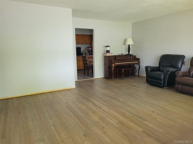 5 Thorpe Lane, East Islip, NY 11730