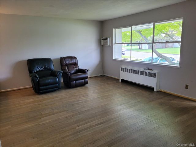 5 Thorpe Lane, East Islip, NY 11730