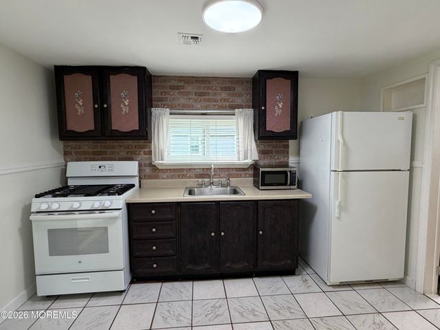 11 Cedar Avenue, North Middletown, NJ 07748