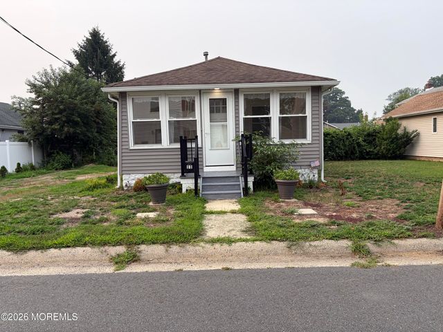 11 Cedar Avenue, North Middletown, NJ 07748