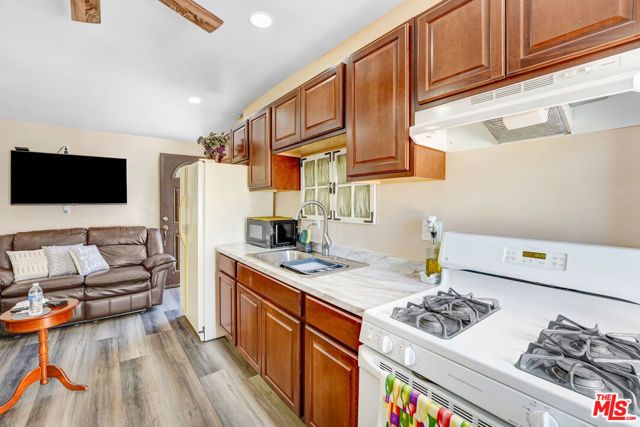 7523 N Ontario Street, Burbank, CA 91504