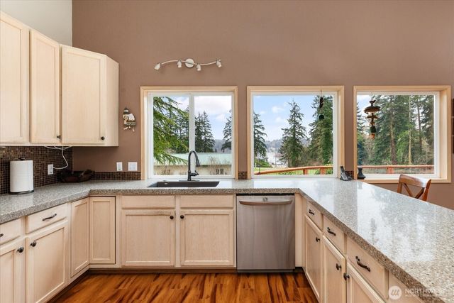 5296 Slocum Way, Freeland, WA 98249