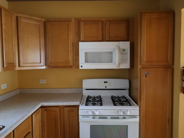 2911 EMMAUS Avenue, Zion, IL 60099