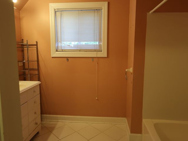 2911 EMMAUS Avenue, Zion, IL 60099