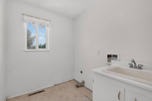 407 C De Baca Lane NW, Albuquerque, NM 87114