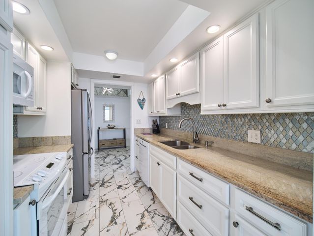5550 N Ocean Drive 9D, Singer Island, FL 33404