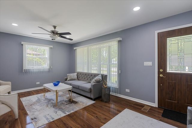 2306 Dove Street, Rolling Meadows, IL 60008