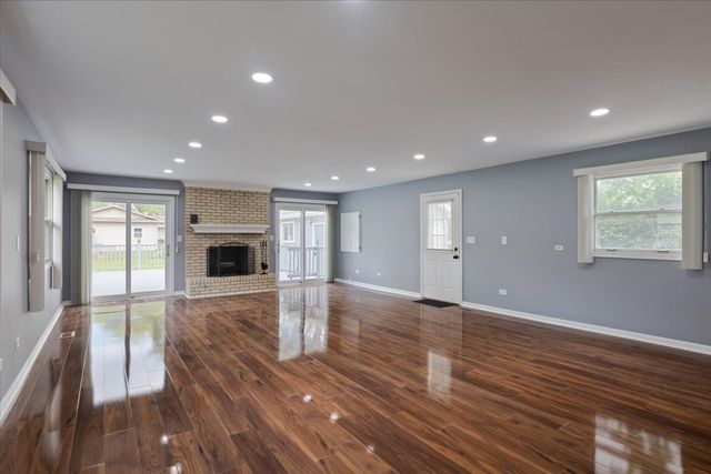 2306 Dove Street, Rolling Meadows, IL 60008