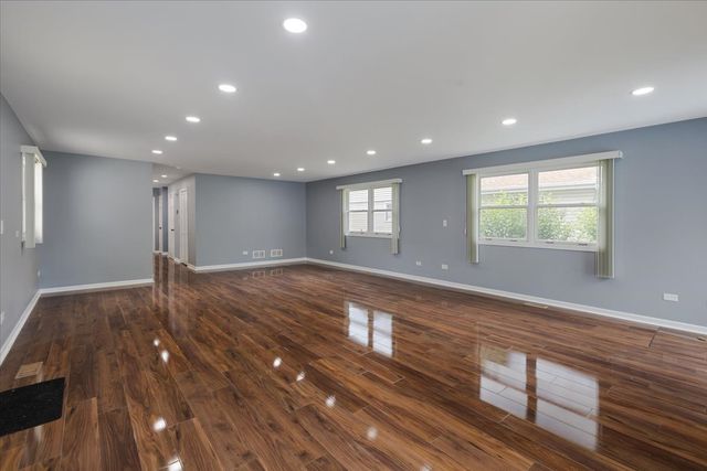 2306 Dove Street, Rolling Meadows, IL 60008